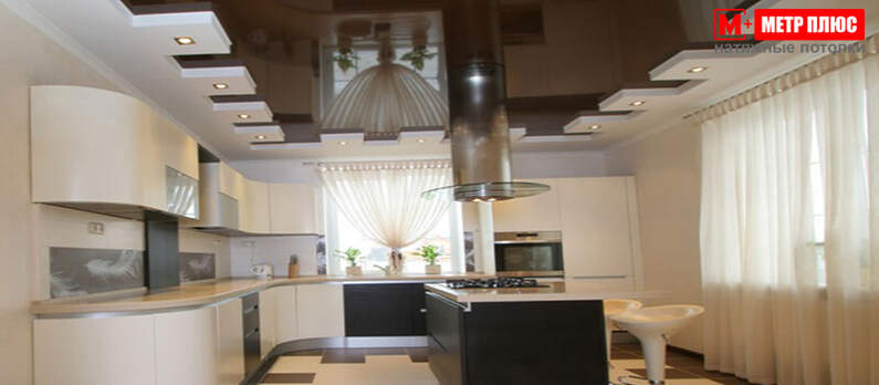 Яркий глянцевый натяжной потолок на кухню с уникальным дизайном